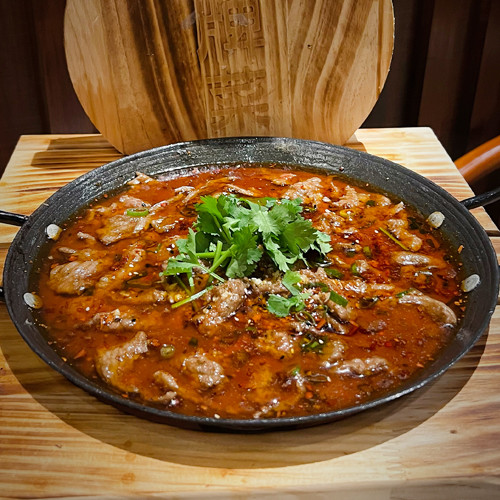 Lonchitas de lomo de añojo de ternera con vegetales en jugo spicy.
