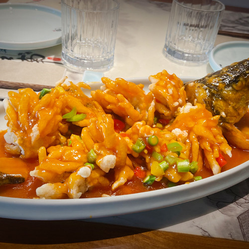 Lubina en forma de margarita con salsa agridulce y piñones