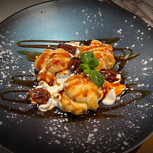 Profiteroles con nata y nueces pecanas