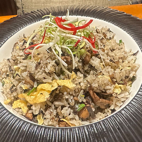 Arroz frito con verdura seca y carne de cerdo