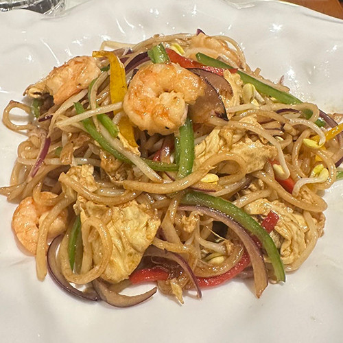 Tallarines fritos con verduras y langostino